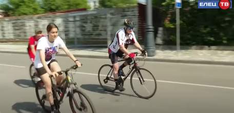 На велосипедах по улицам города: велопробег в Ельце объединил поклонников двухколесного транспорта