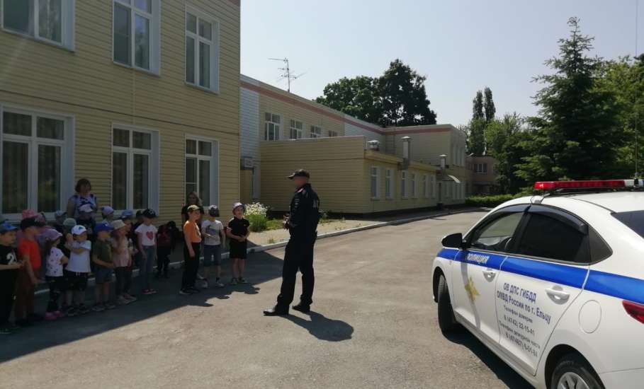 В гостях у воспитанников детского сада №30 г. Ельца побывал инспектор ДПС