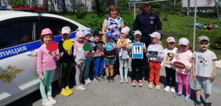 В гостях у воспитанников детского сада №30 г. Ельца побывал инспектор ДПС