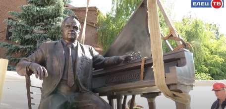 В Ельце установлен памятник Т.Н. Хренникову работы мастерской Зураба Церетели