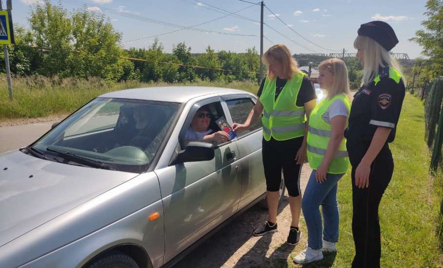 Сотрудники Госавтоинспекции и представители Родительского патруля провели акцию «Пристегни самое дорогое!»