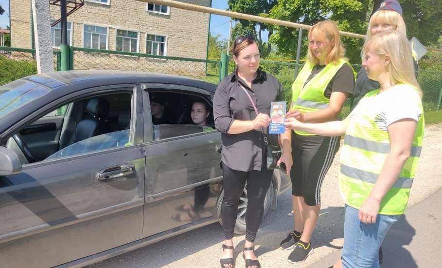 Сотрудники Госавтоинспекции и представители Родительского патруля провели акцию «Пристегни самое дорогое!»