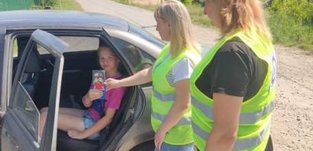 Сотрудники Госавтоинспекции и представители Родительского патруля провели акцию «Пристегни самое дорогое!»
