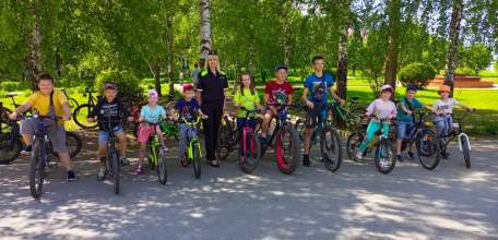 Сотрудники Госавтоинспекции продолжают проводить профилактические занятия в школьных лагерях