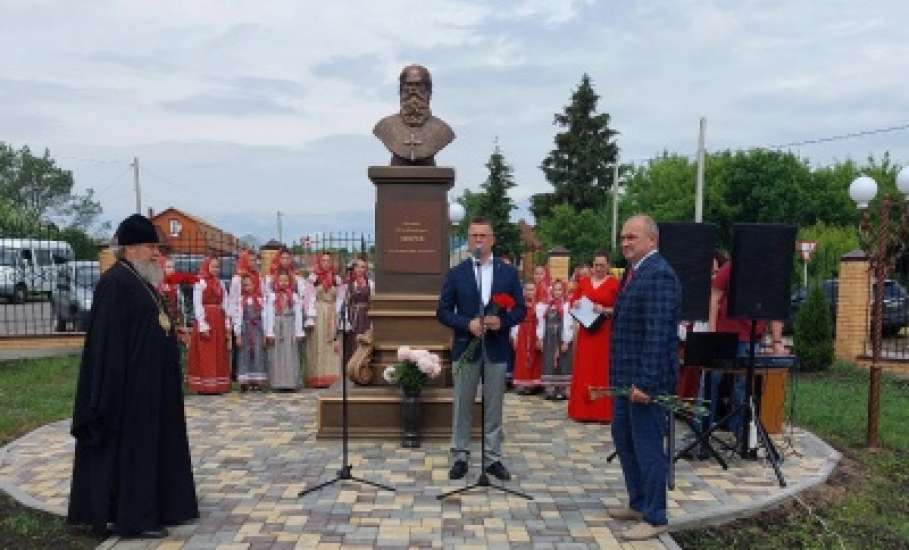 Сквер имени протоиерея Петра Михайловича Зверева открыли в с. Казаки