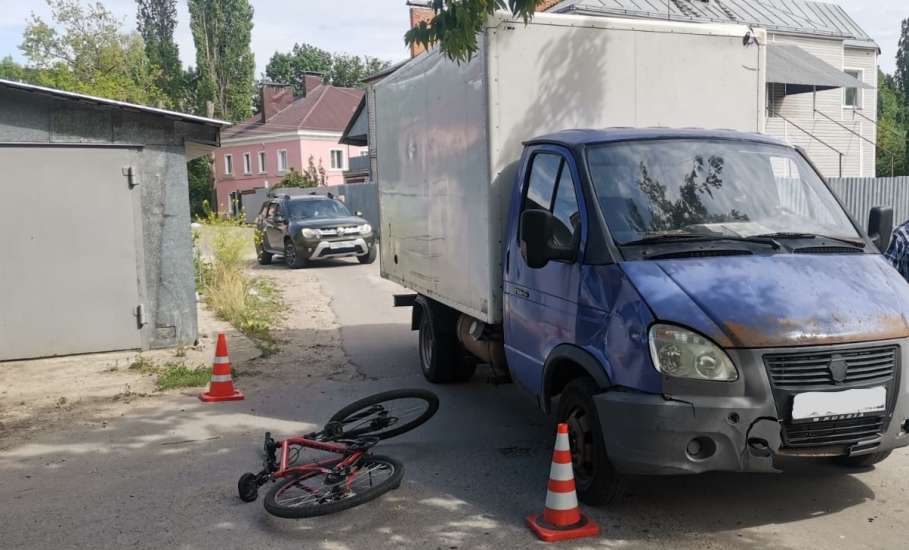 В Ельце велосипедист попал под колеса автофургона