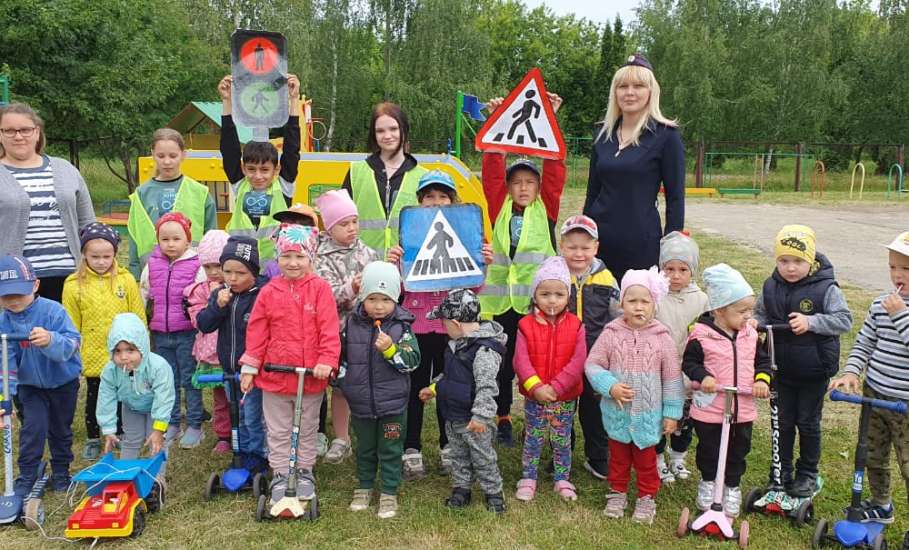 Сотрудники Госавтоинспекции совместно с отрядом ЮИД проводят мероприятия в детских садах