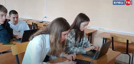 На базе лагеря школы №24 старшеклассники осваивают первую профессию