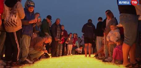 Накануне Дня памяти и скорби ельчане зажгли тысячи свечей на Красной площади