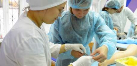 Елецкий медицинский колледж обучает школьников навыкам оказания первой помощи