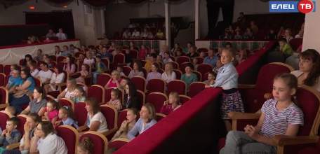 В гостях у сказки: дети из семей белгородцев побывали на показе спектакля "Золушка"