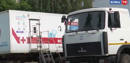 В Городском парке раздавали ромашки и чествовали супругов – начинающих и со стажем