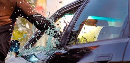 Житель Елецкого района, конфликтуя с лечащим врачом его родственницы, разбил два дорогостоящих автомобиля