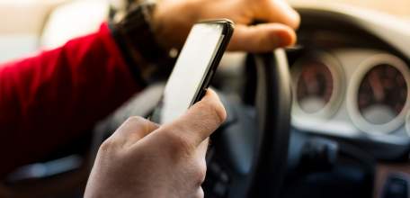 В Ельце таксист подарил знакомому телефон, забытый пассажиром