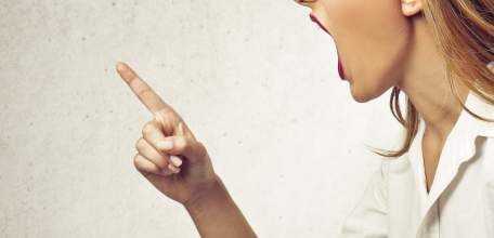 34-летняя ельчанка признана виновной в применении насилия и оскорблении следователя