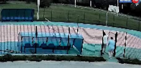 Непреодолимая тяга к спорту: ельчанки сняли дверь с петель на спортплощадке лыжной базы