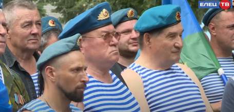 «Никто, кроме нас!»: елецкие десантники отметили День ВДВ торжественным митингом
