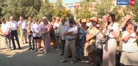К профессиональному празднику в Ельце торжественно открыли Аллею славы почётных железнодорожников