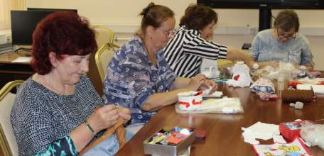 В Елецком Центре общения старшего поколения пенсионеры делают игрушки своими руками