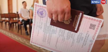 13 свадеб в будний день. Такого в городком отделе ЗАГС не было уже много лет.