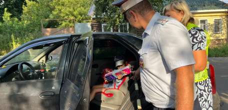 Сотрудниками ГИБДД Ельца проведена акция в детском садике совместно с «родительским патрулем»