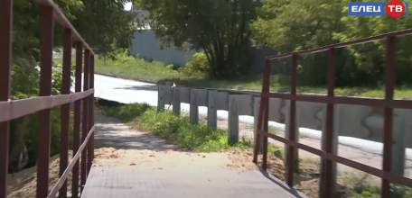 Давняя проблема решена: в Ельце установлены два новых пешеходных мостика