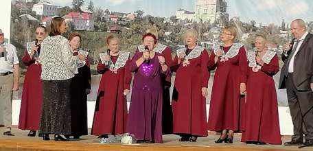 На сцене Городского парка в Ельце прошел творческий вечер Галины Васильевны Дякиной