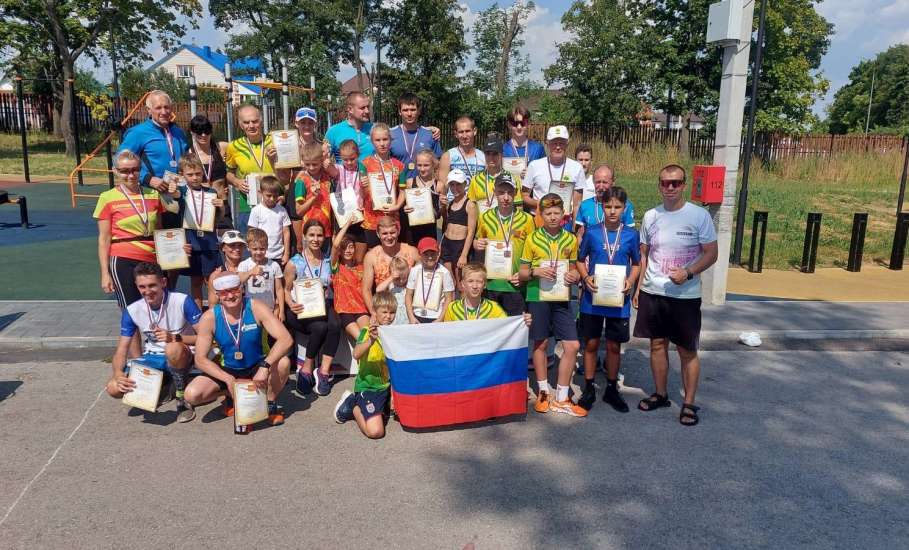 В Ельце прошел легкоатлетический "Кросс лыжников", посвященный Дню Государственного флага России