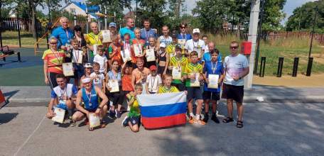 В Ельце прошел легкоатлетический "Кросс лыжников", посвященный Дню Государственного флага России