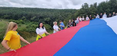 Елецкая молодежь отправилась в поход по родному краю в честь Дня российского флага