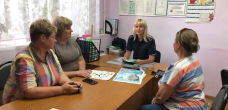 Сотрудники Госавтоинспекции и сказочные персонажи обучают дошкольников правилам дорожного движения