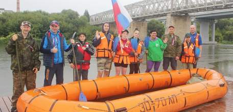 Гордо реет над страною