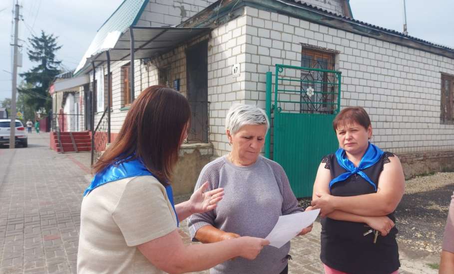 Сотрудники ГИБДД совместно с «родительским патрулем» детского садика №1 вручали памятки о соблюдении ПДД