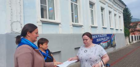 Сотрудники ГИБДД совместно с «родительским патрулем» детского садика №1 вручали памятки о соблюдении ПДД