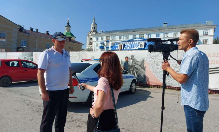 Сотрудники ГИБДД Ельца совместно с МБУ «ЕТРК» провели профилактические беседы с участниками дорожного движения