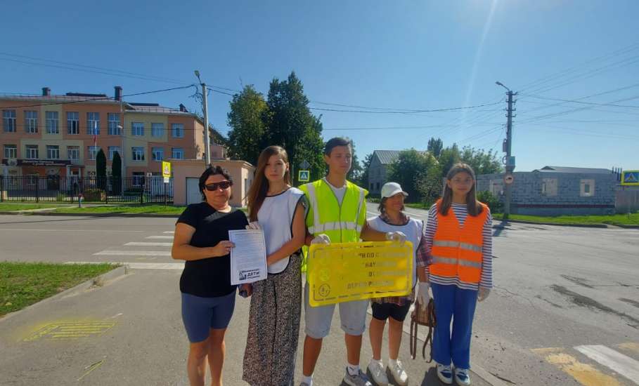 Акцию «Граффити дорожной безопасности» провели совместно с учениками школы №1 сотрудники ГИБДД Ельца