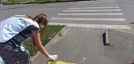 Акцию «Граффити дорожной безопасности» провели совместно с учениками школы №1 сотрудники ГИБДД Ельца