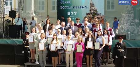 Лучшие из лучших: ко Дню города в Ельце обновили молодежную Доску Почета