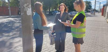 Сотрудники ГИБДД вместе с «родительским патрулем» детского сада №8 вручали памятки о соблюдении ПДД