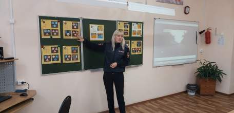 Сотрудники Госавтоинспекции демонстрируют школьникам видеоролики об управлении мототранспортом