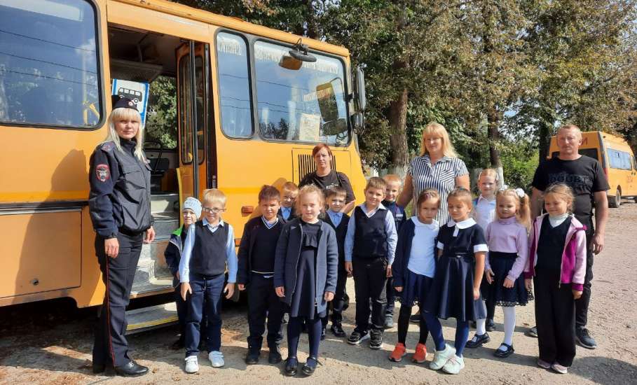 Сотрудники Госавтоинспекции и представители родительской общественности проверили соблюдение правил перевозки юных пассажиров  школьными автобусами