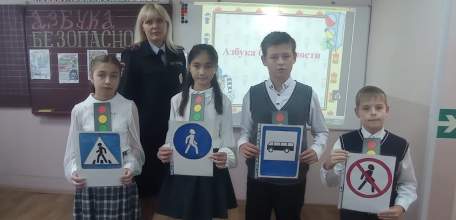 Сотрудники Госавтоинспекции совместно с отрядом ЮИД обучают младших  школьников азбуке безопасности