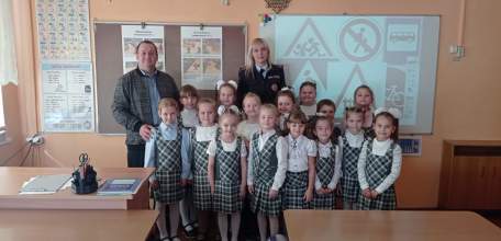 В Единый день безопасности дорожного движения сотрудники Госавтоинспекции обучают первоклашек правилам дорожного движения