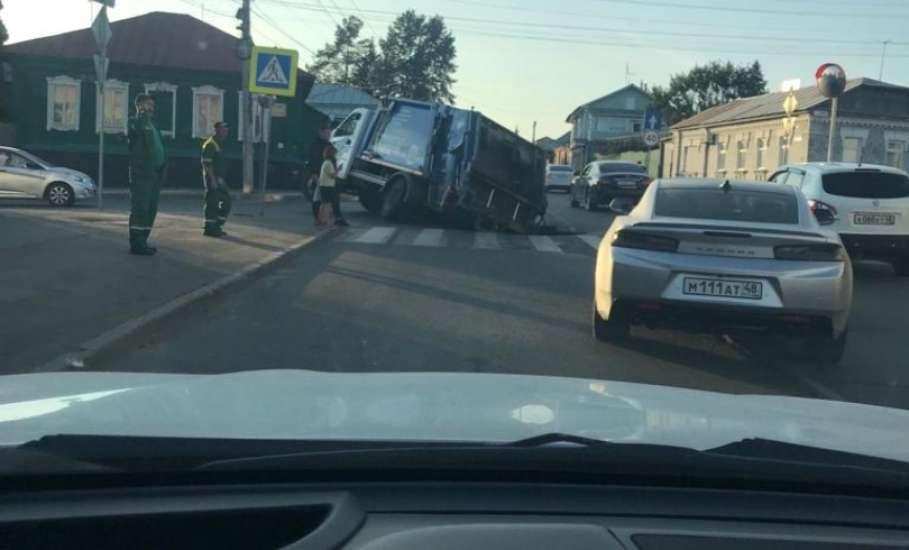 В Ельце произошёл очередной провал дорожного полотна