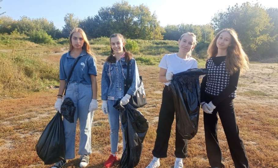 Учащиеся гимназии №11 Ельца убрали от мусора берег реки Б. Сосна