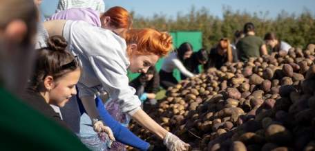 Молодёжь города побыла в качестве трудников в Знаменском женском монастыре
