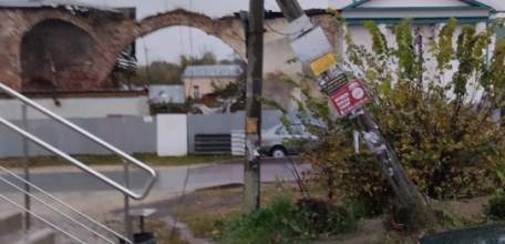 В Ельце на линии электропередач держится покосившийся столб