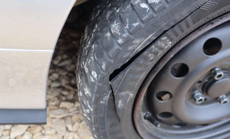 В Липецкой области 39-летний мужчина порезал колёса авто своему родственнику из-за обиды