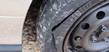 В Липецкой области 39-летний мужчина порезал колёса авто своему родственнику из-за обиды