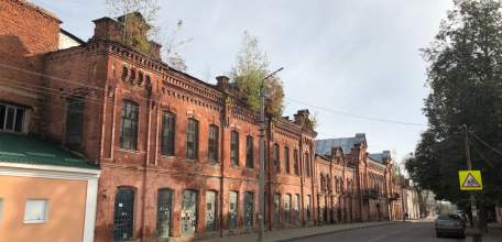 В Ельце деревья растут на старинном здании в самом центре города